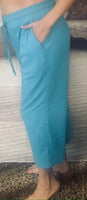 M7001. Capri Pants With Pockets